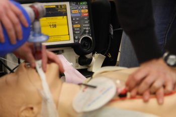 Aus- und Weiterbildung In unserem Angebot findet sich eine große Bandbreite an spezialisierten Aus- und Weiterbildungsmöglichkeiten. Von der Arztpraxis, über die Gesundheitseinrichtung bis hin zur Krankenanstalt. Unser erfahrenes Team geht auf die individuellen Bedürfnisse vor Ort ein. Mehr dazu >>