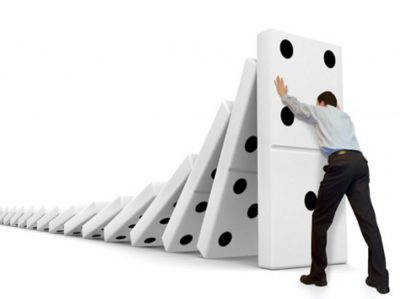 Unsichere Handlungen und Bedingungen (durch Menschen) als bedeutendster Faktor im Domino Modell. Unsichere Handlungen und Bedingungen (durch Menschen) als bedeutendster Faktor im Domino Modell.